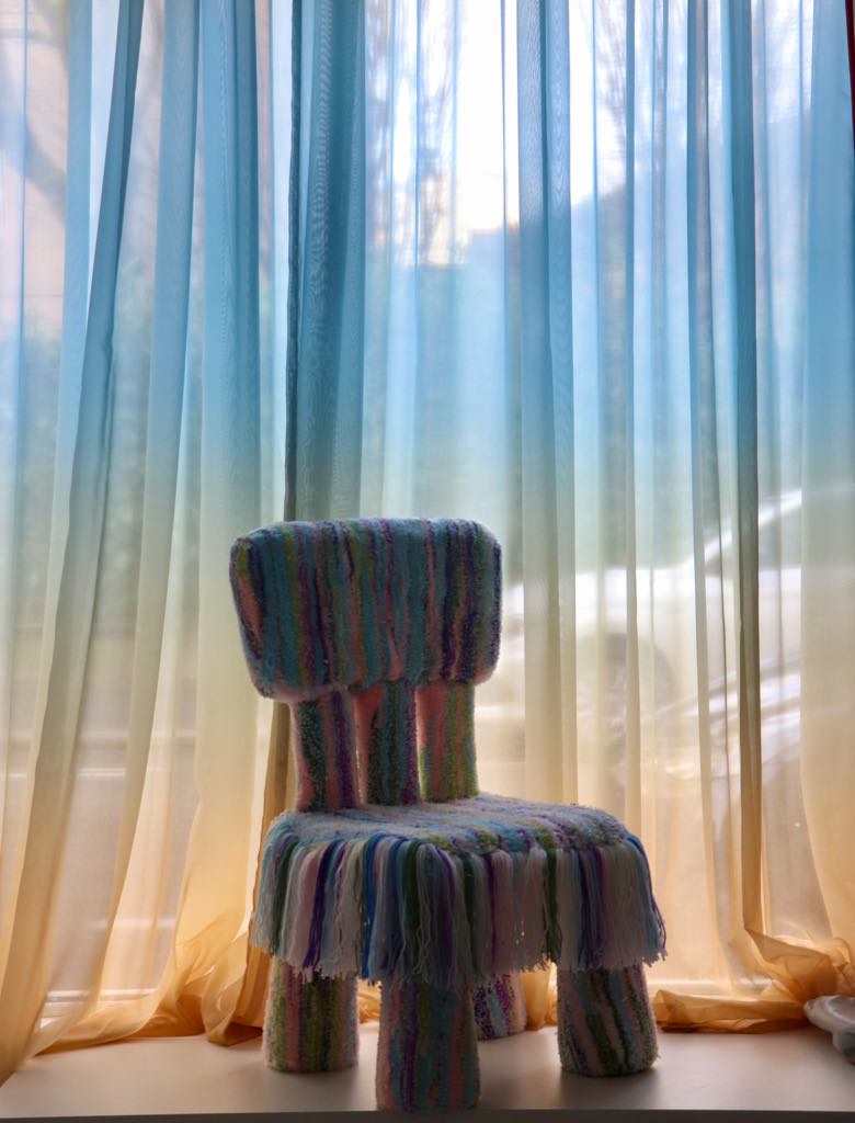 « SADE », the dancing fluffy chair